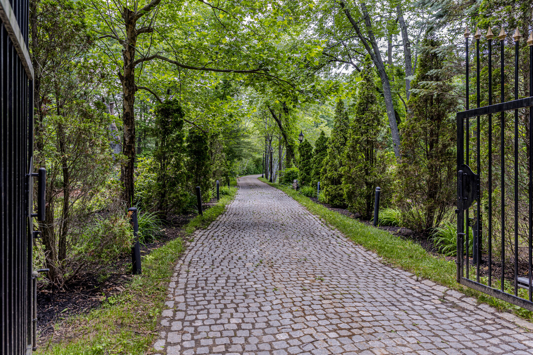 Clinton Mass Private Island Home Cobblestone Driveway