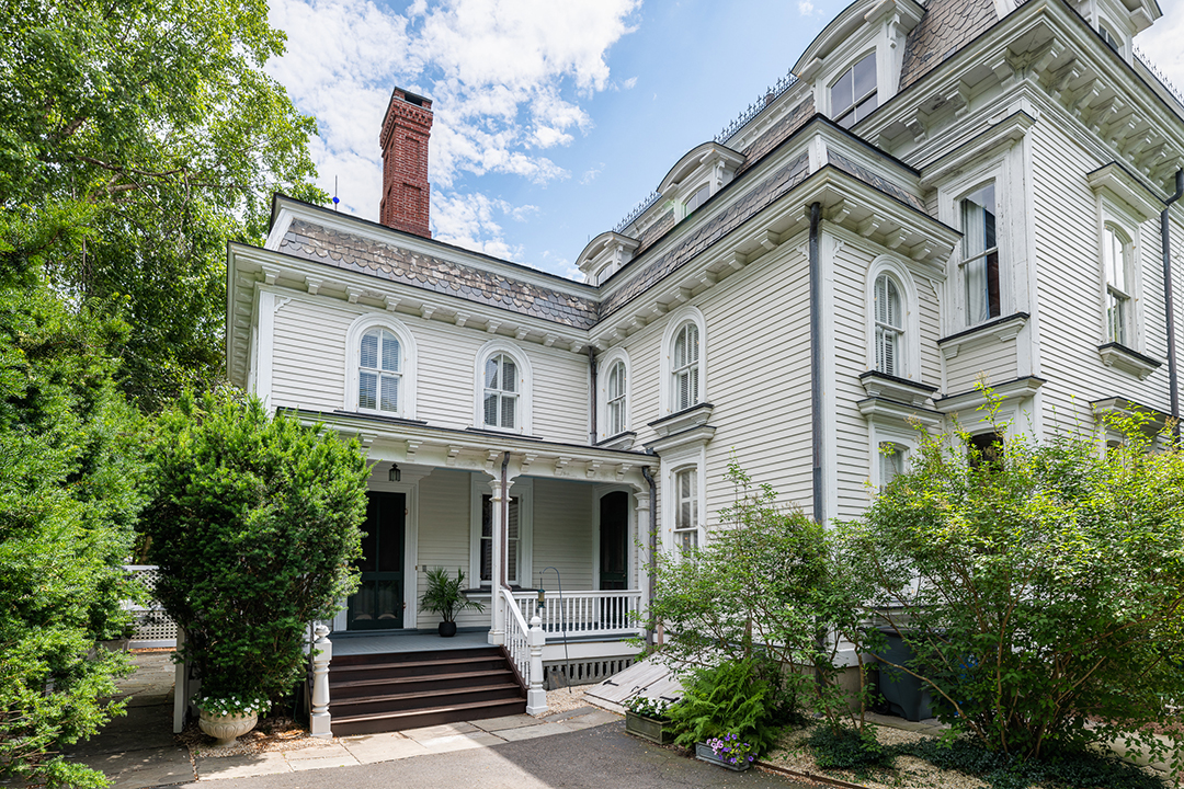 Enchanting Victorian Harkening To Gilmore Girls Lists In Southport Ct Entrance