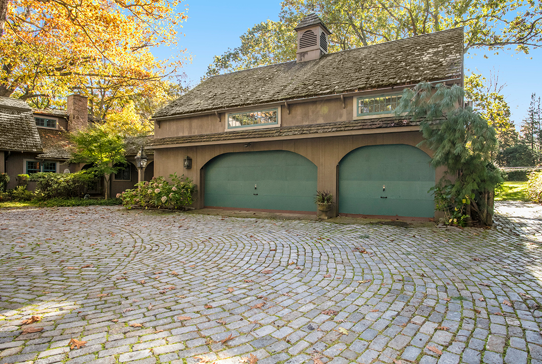 Mamaroneck Home Built For A Famous Nyc Schaefer Beer Brewer Seeks 4m Garage