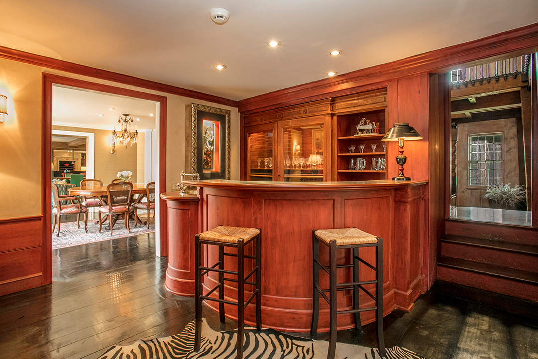 Mamaroneck Home Built For A Famous Nyc Schaefer Beer Brewer Seeks 4m Wetbar