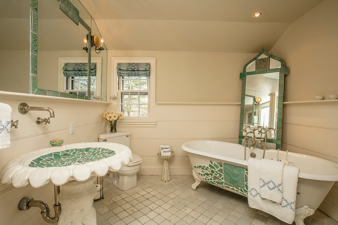 Mamaroneck Home Built For A Famous Nyc Schaefer Beer Brewer Seeks 4m Bath