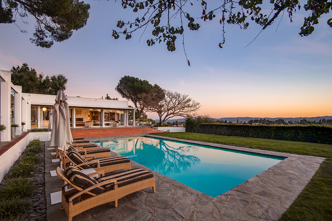 Frank Sinatras Iconic Former La Home Dubbed Byrdview Wants 21 5m Pool