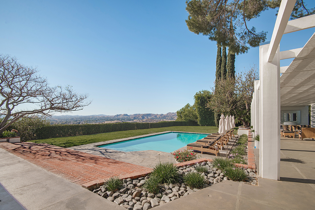 Frank Sinatras Iconic Former La Home Dubbed Byrdview Wants 21 5m Pool B