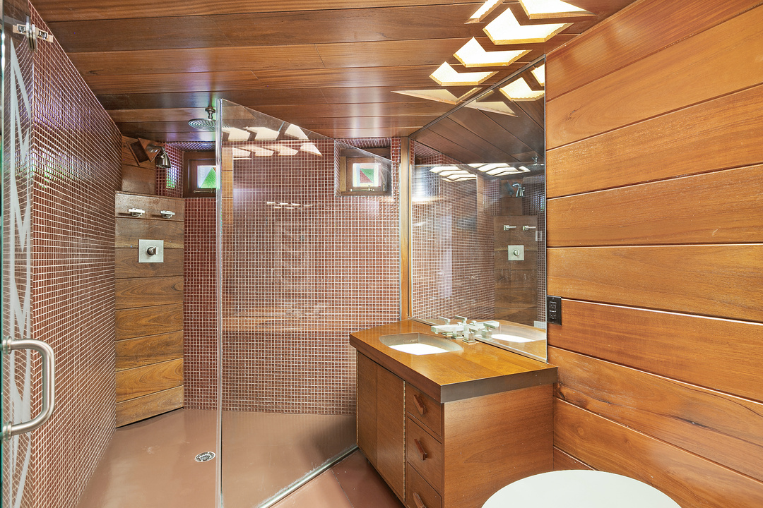 Frank Lloyd Wright Lake Mahopac Home Master Bath