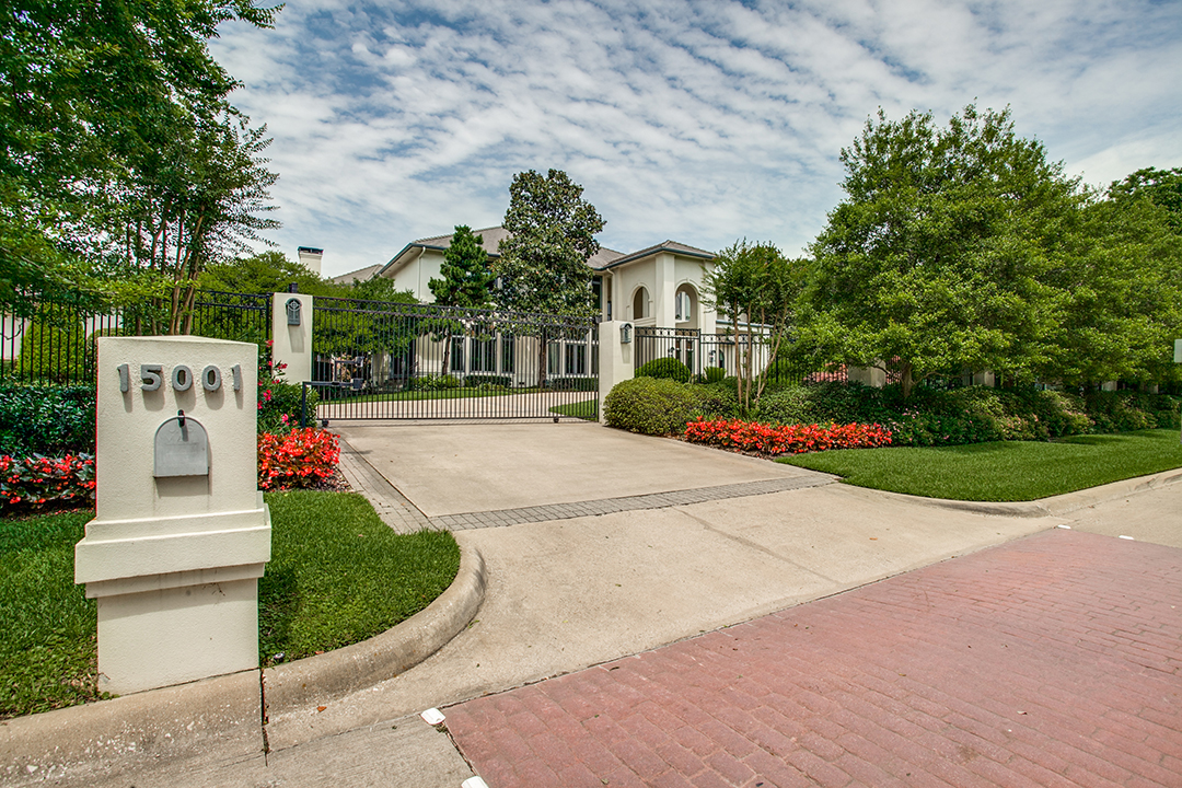 Nfl Hall Of Famer Emmitt Smith Puts The Dallas Home He Built On The Market Driveway