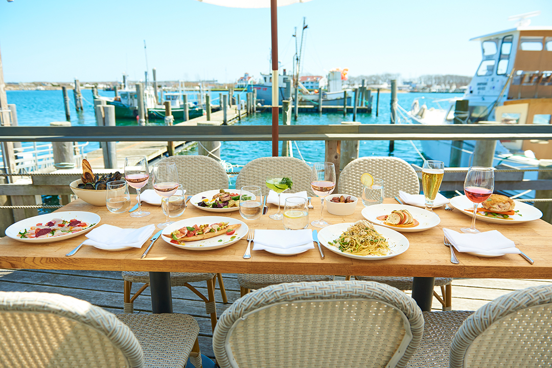 La fin kitchen and lounge outdoor dining