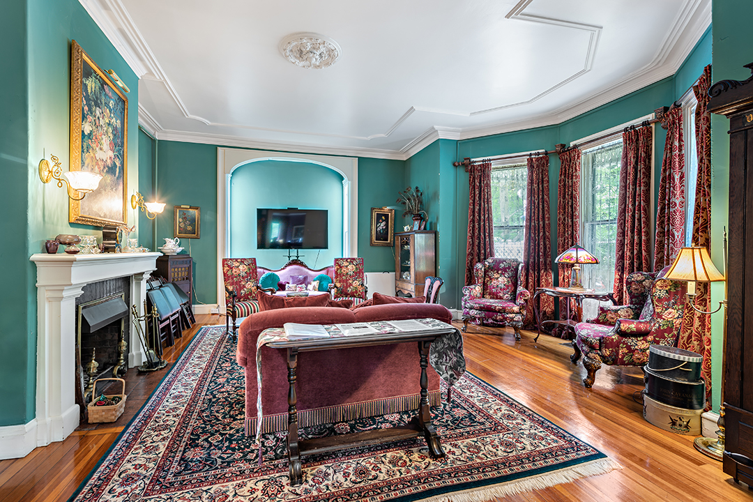 Newport Victorian Now Operating As An Inn Lists Near The Cliff Walk Den