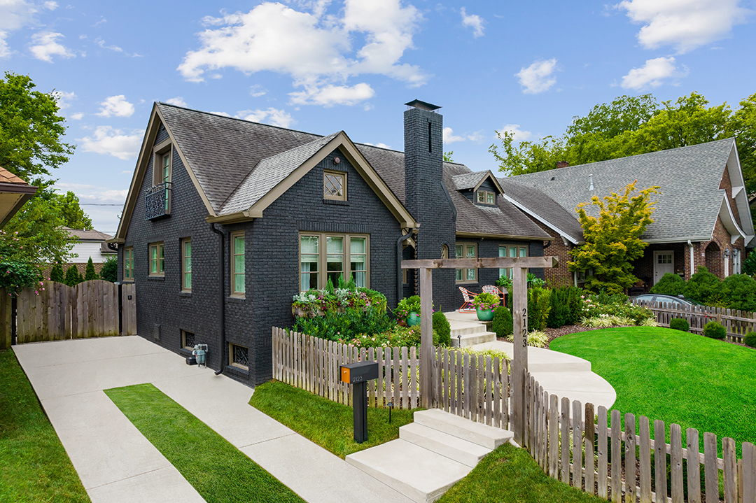 Paramores Lead Vocalist Hayley Williams Lists Charming Nashville Home B