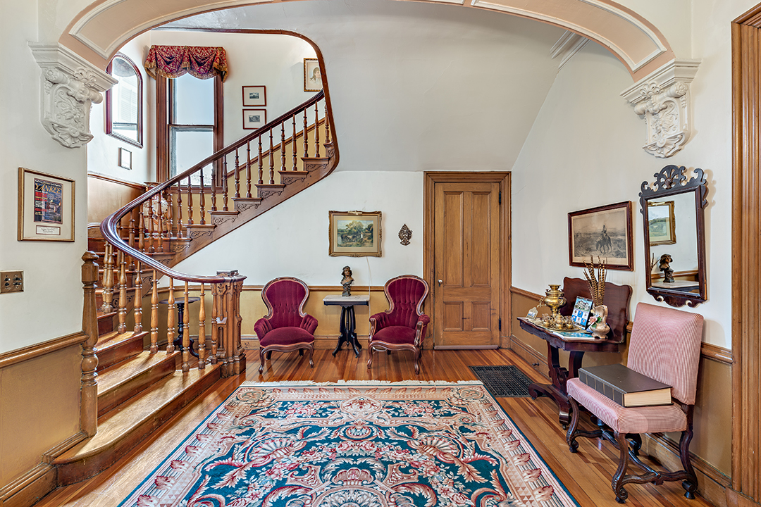 Newport Victorian Now Operating As An Inn Lists Near The Cliff Walk Foyer