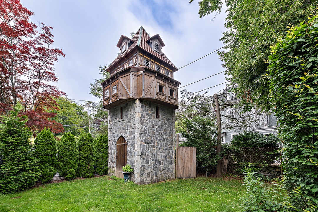 Newport Victorian Now Operating As An Inn Lists Near The Cliff Walk Backyard