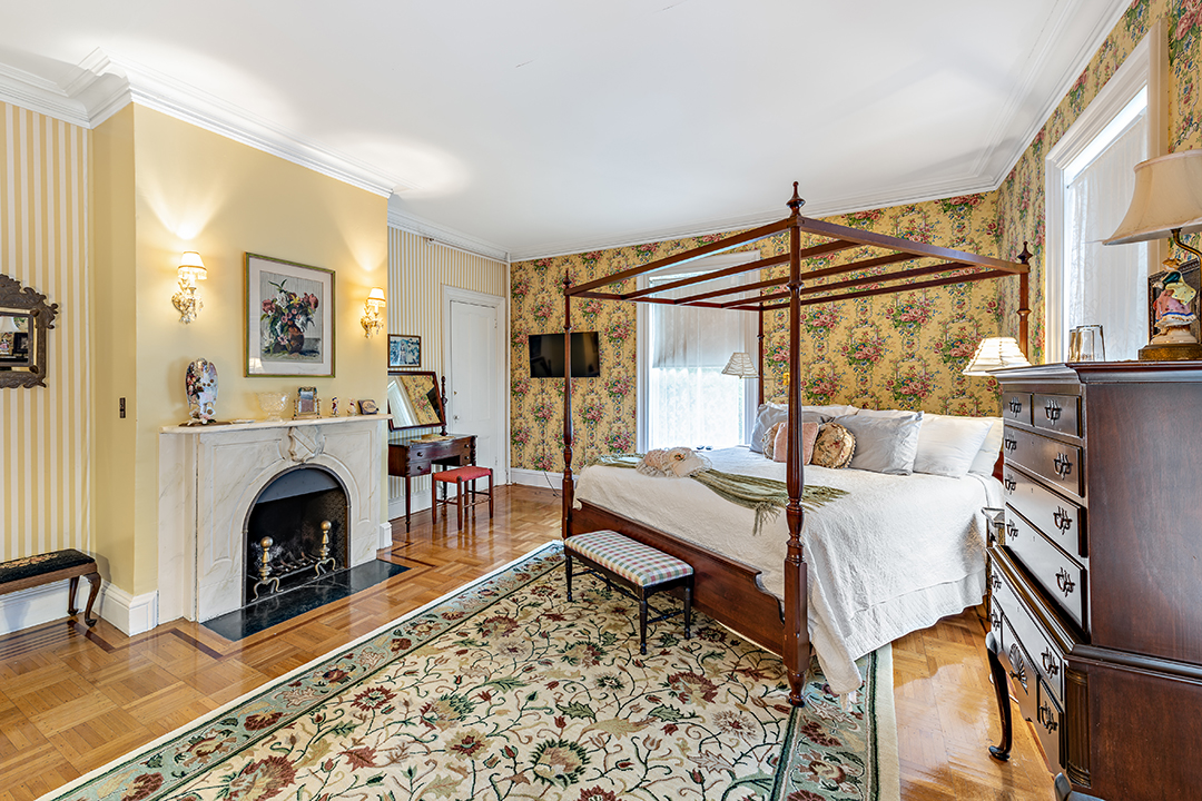 Newport Victorian Now Operating As An Inn Lists Near The Cliff Walk Bedroom B