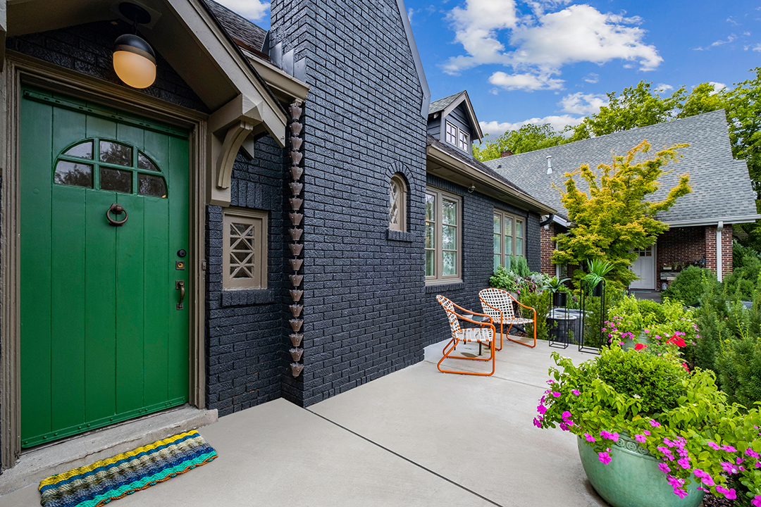 Paramores Lead Vocalist Hayley Williams Lists Charming Nashville Home Door B