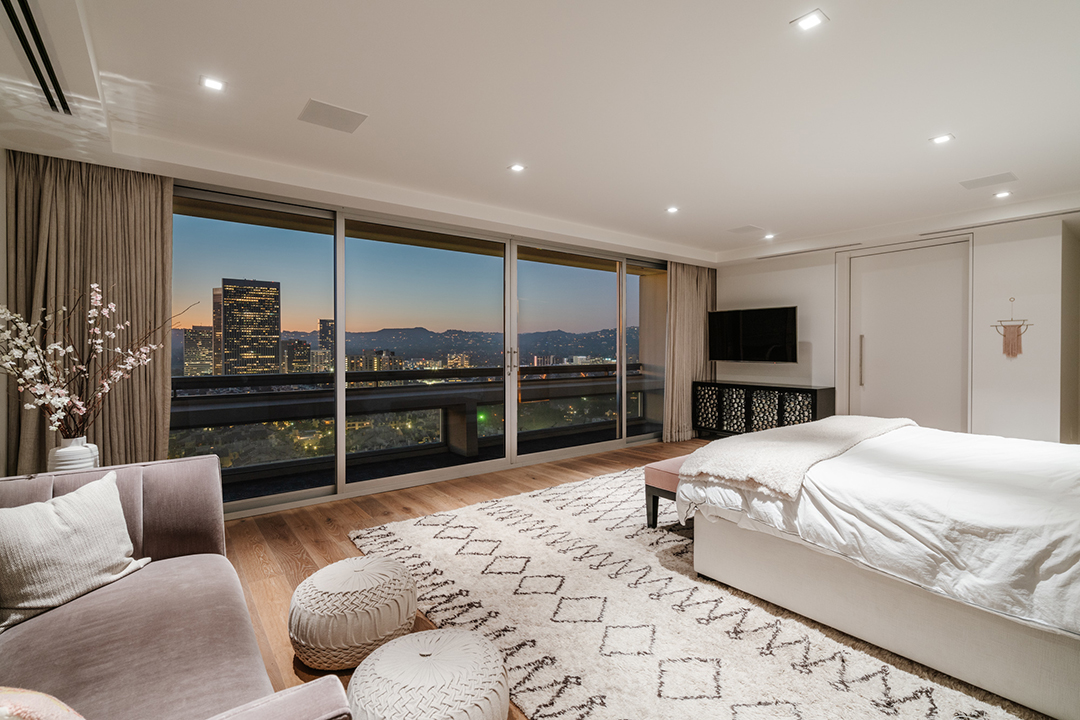 Celebrated Director Robert Wises Former Century Towers Pad Hits The Market Bedroom