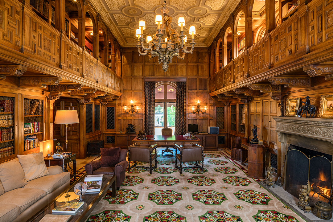 Las Iconic Hearst Estate Where Jfk And Jackie Honeymooned Just Sold At Auction Library Photo By Simon Berlyn