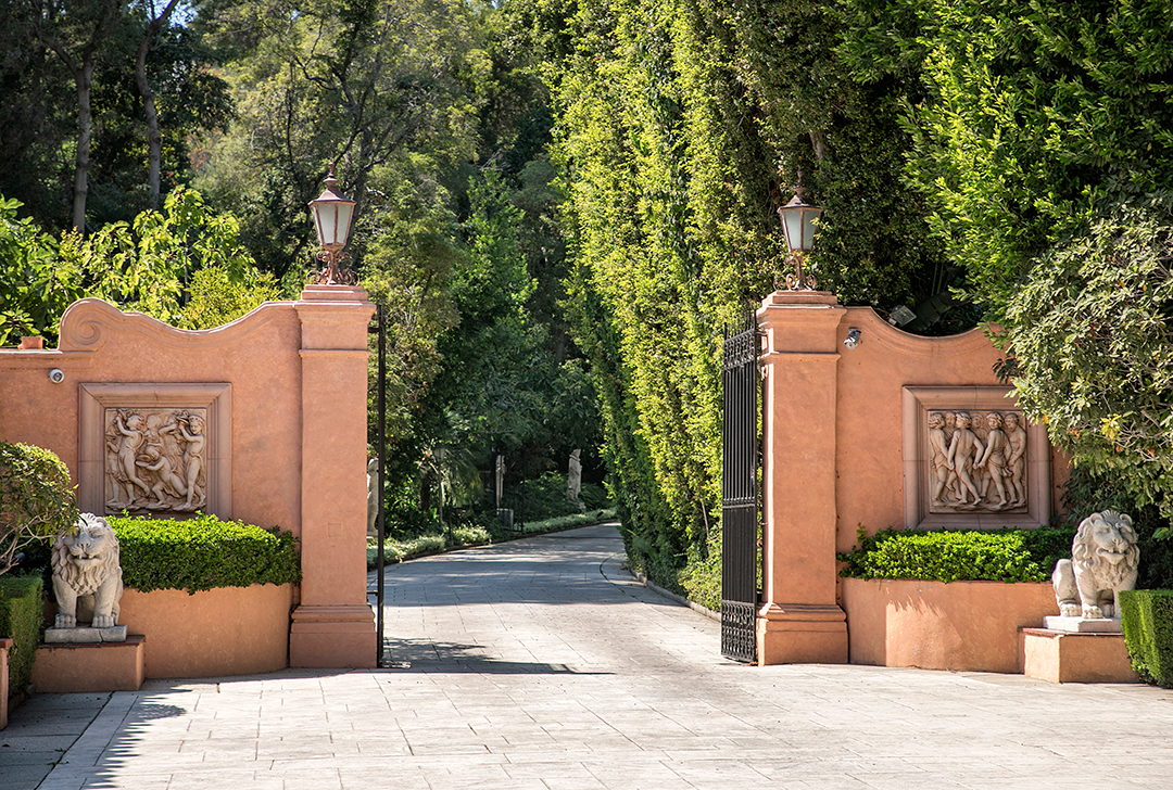 Las Iconic Hearst Estate Where Jfk And Jackie Honeymooned Just Sold At Auction Gates Photo By Jim Bartsch