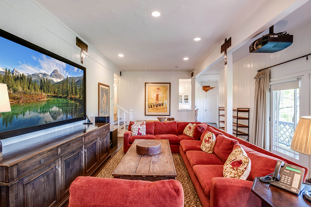 Brooke Shields Asks 8 2m For Rustic Pacific Palisades Home Media Lounge
