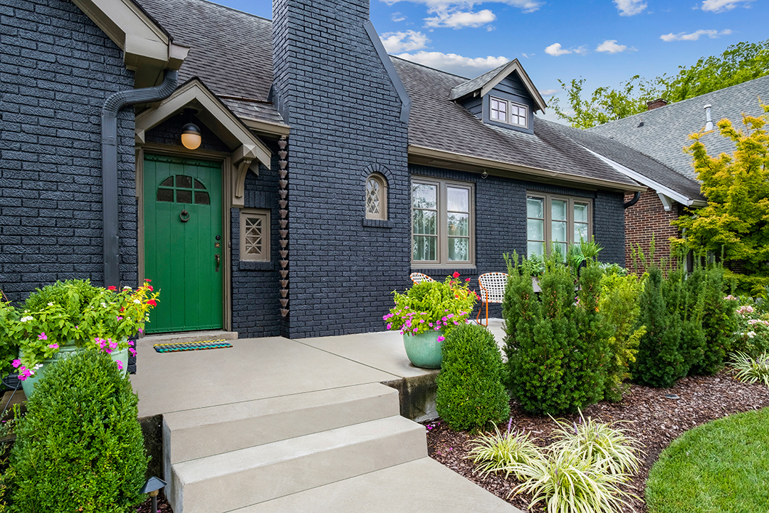 Paramores Lead Vocalist Hayley Williams Lists Charming Nashville Home Door