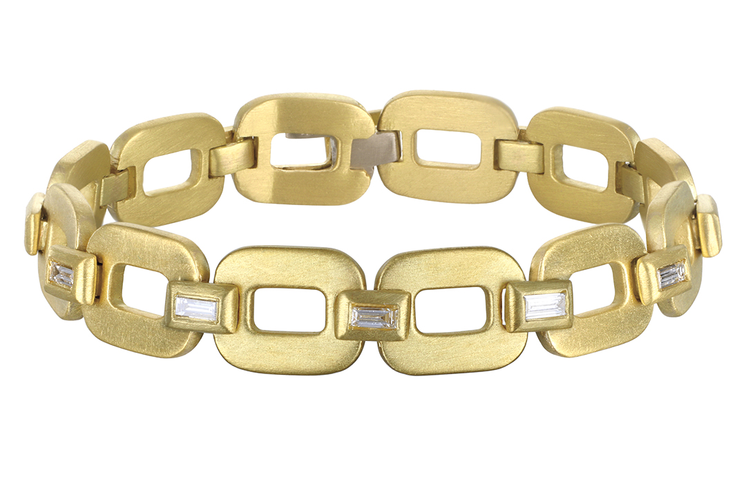 gold bulky chain bracelet