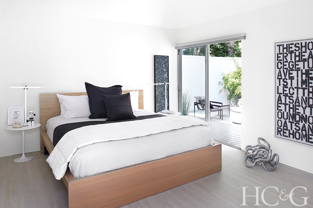 Hamptons Visionary Harry Batess 1979 Home Gets An Update Bedroom