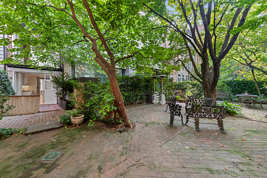 The Narrowest Manhattan Townhouse Is On The Market Asking 4 99m 75 And A Half Bedford Street Th 16