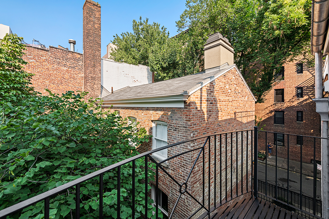The Narrowest Manhattan Townhouse Is On The Market Asking 4 99m 75 And A Half Bedford Street Th 7