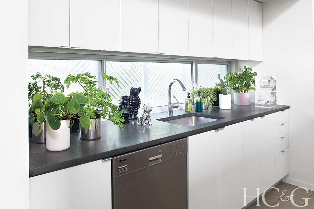 Hamptons Visionary Harry Batess 1979 Home Gets An Update Kitchen