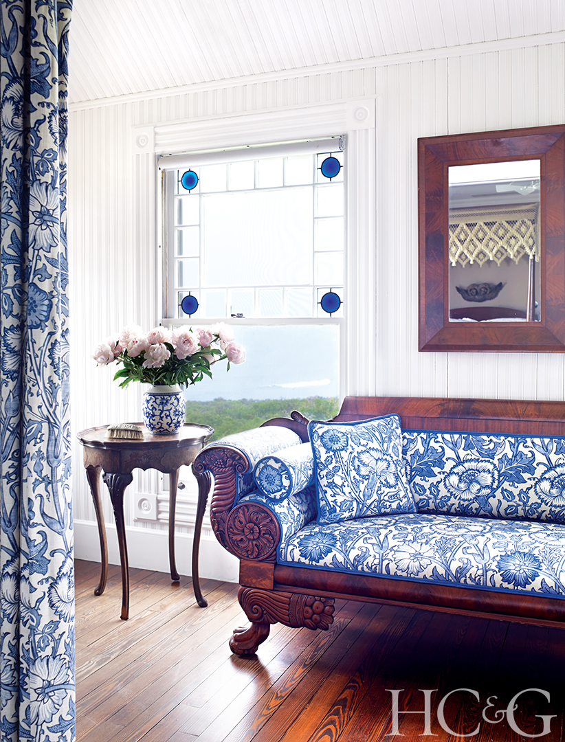 Dick Cavetts Famous Montauk Estate Known As Tick Hall Fetches 23 6m Tria Giovan Blue Sitting Area