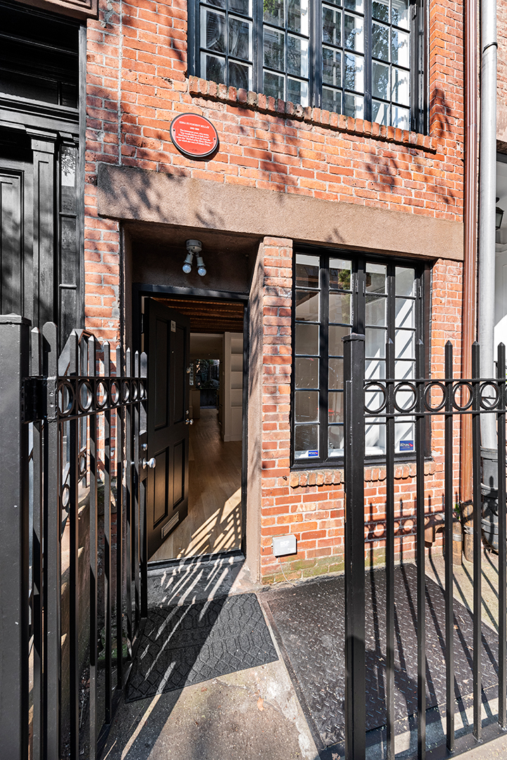 The Narrowest Manhattan Townhouse Is On The Market Asking 4 99m 75 And A Half Bedford Street Th 25