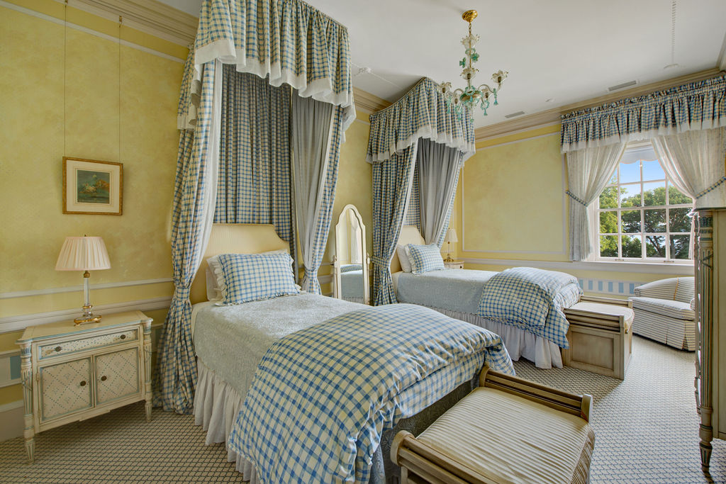 Wisconsins Majestic Glanworth Gardens Lists On Geneva Lake For 39 25m Bedroom Twins