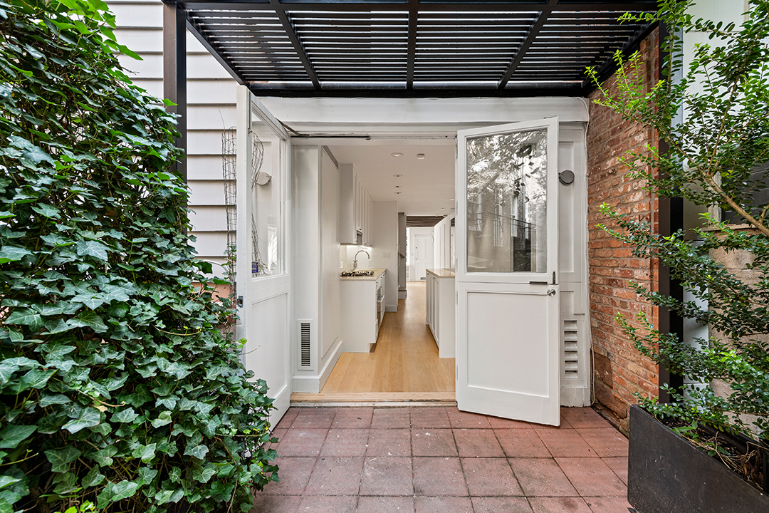 The Narrowest Manhattan Townhouse Is On The Market Asking 4 99m 75 And A Half Bedford Street Th 17