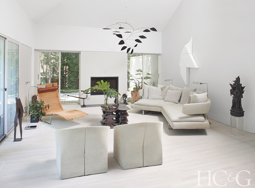 Hamptons Visionary Harry Batess 1979 Home Gets An Update Living Room