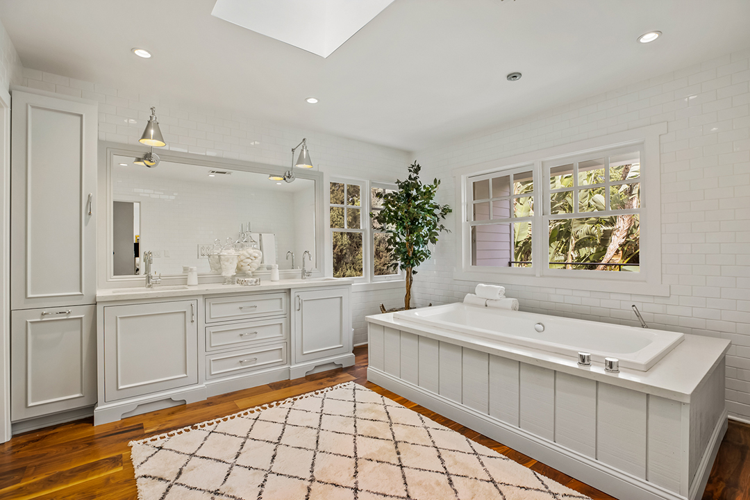 The House From A Nightmare On Elm St Bathroom