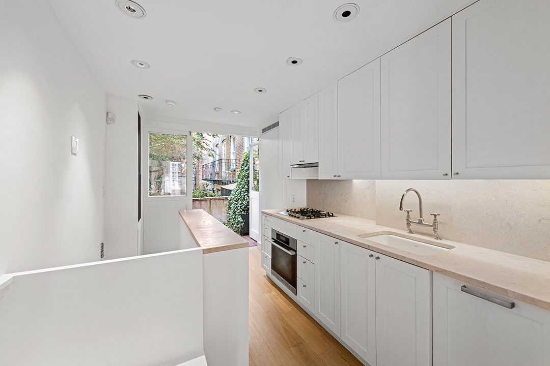 The Narrowest Manhattan Townhouse Is On The Market Asking 4 99m 75 And A Half Bedford Street Th 23