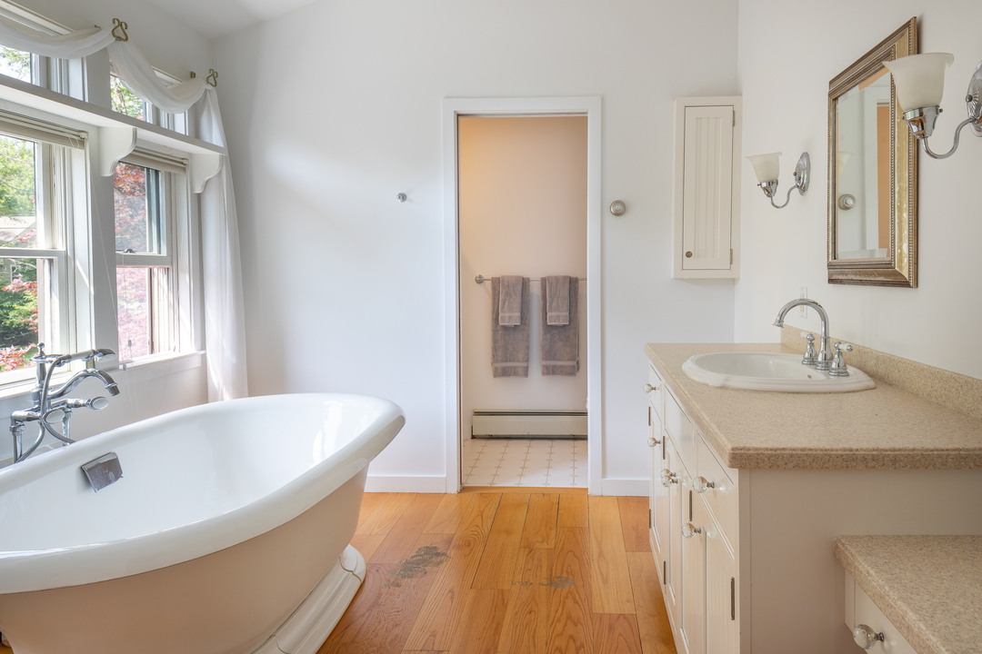 Sharon Ct Artists Home Bath Tub