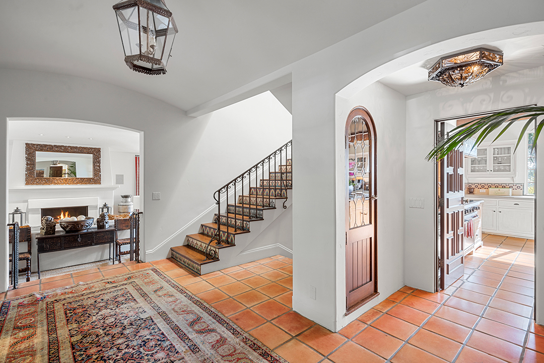 Hilary Swank Seeks 10 5m For Her Hacienda Style Pacific Palisades Home Foyer