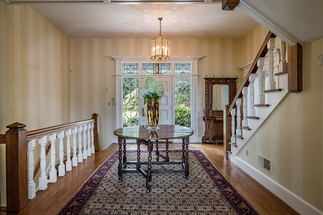 Tour A 4 85m Waterfront Estate In Old Lyme Dotted With Elegant Cottages Foyer