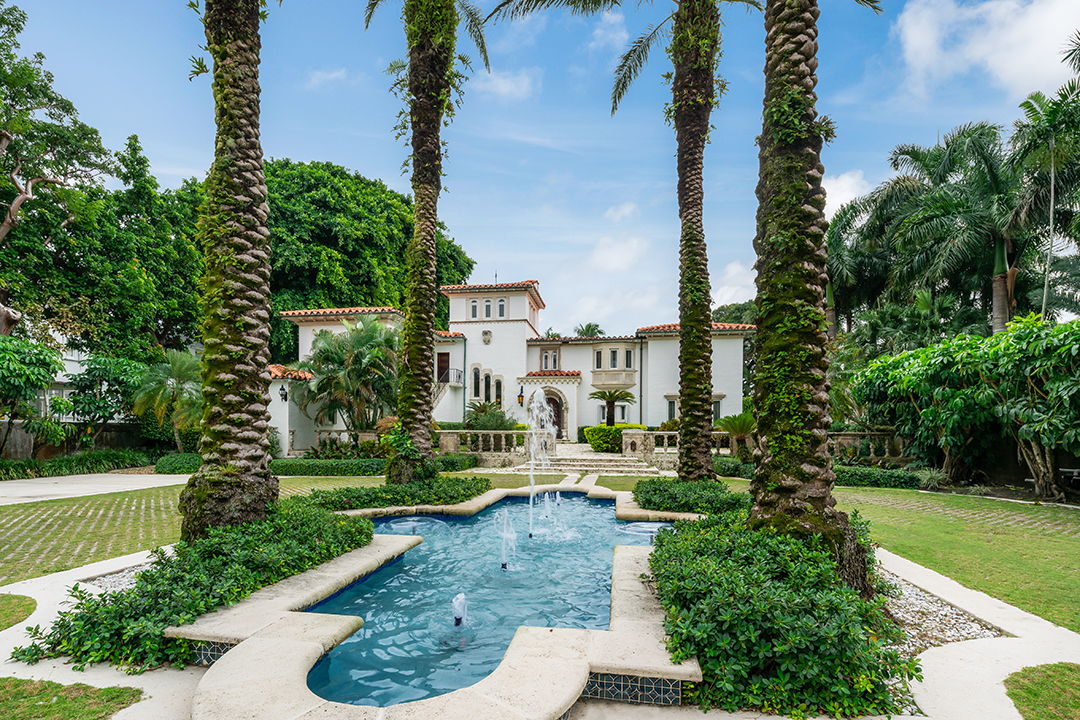 Worlds Wealthiest Dog Miami Mansion Fountain