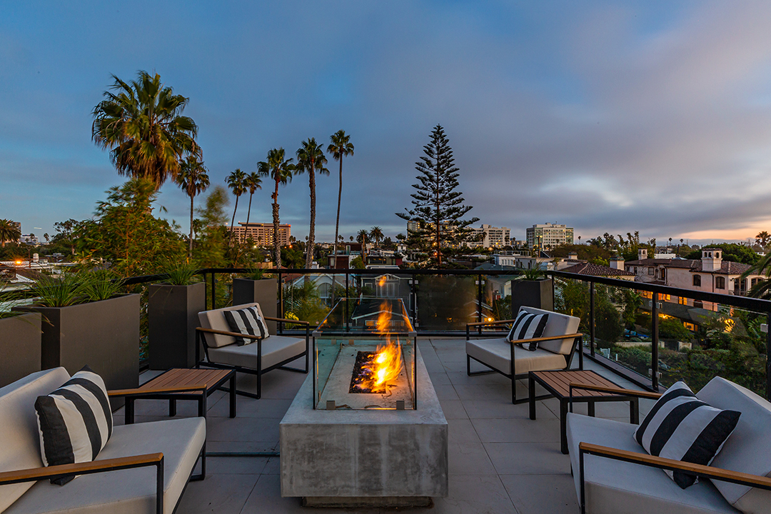 Modern Retreat On Californias Famed Venice Canals Hits The Market Asking 6 45m Roof Night