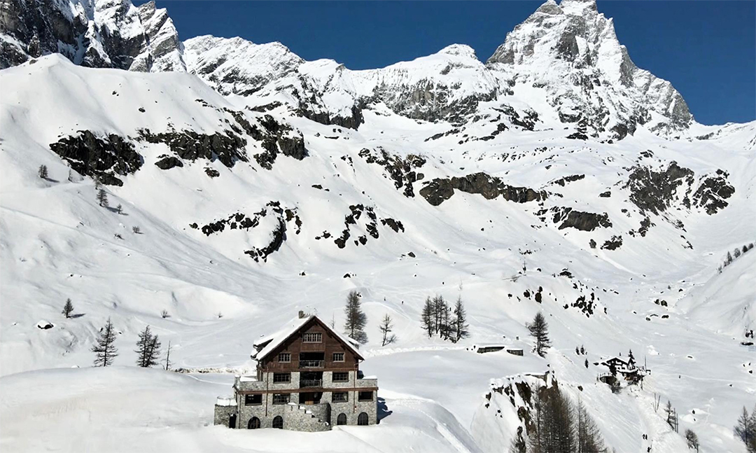 Look Inside A Lavish Mountain Chalet At Italys Cervinia Ski Resort Asking 56k Week Capture Decran 2021 11 17 A 105015