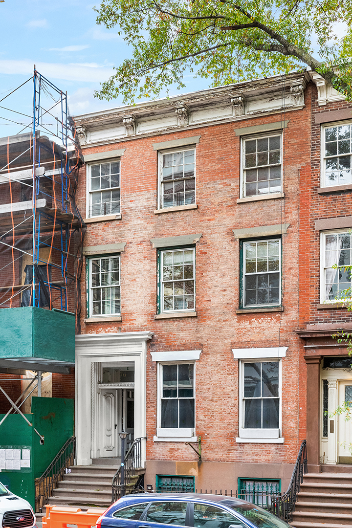 Three Townhouses In The West Village List Together For 46 5m Facade D