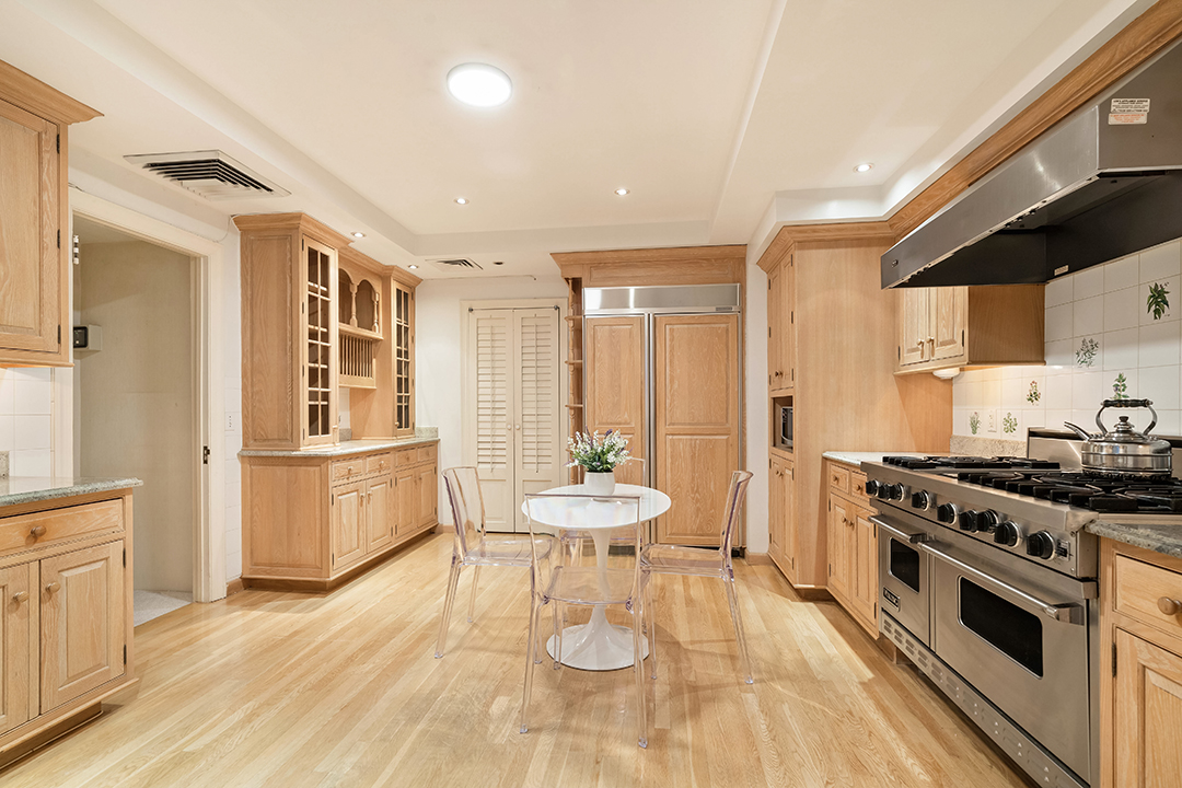 This 6m Park Avenue Apartment Steps From Central Park Exudes Sophistication Ktichen