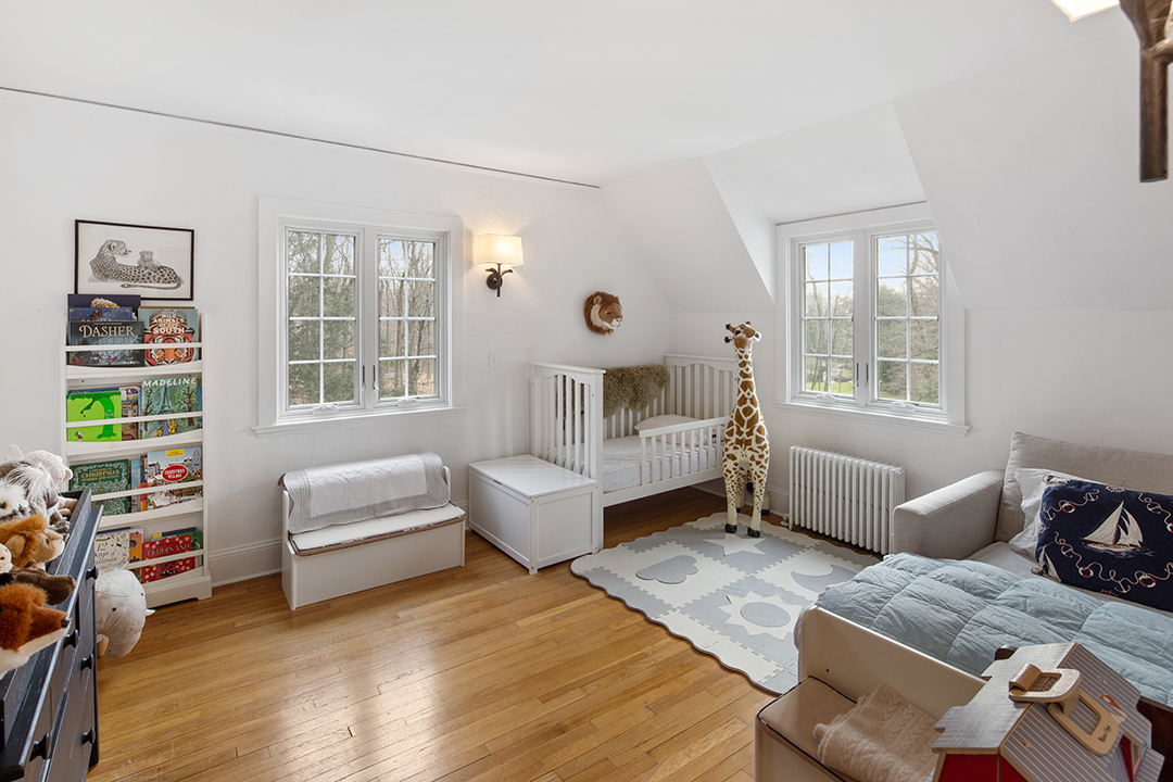 Greenwich Ct Tudor Decked Out In Christmas Decor Has Popped Up For Sale Nursery