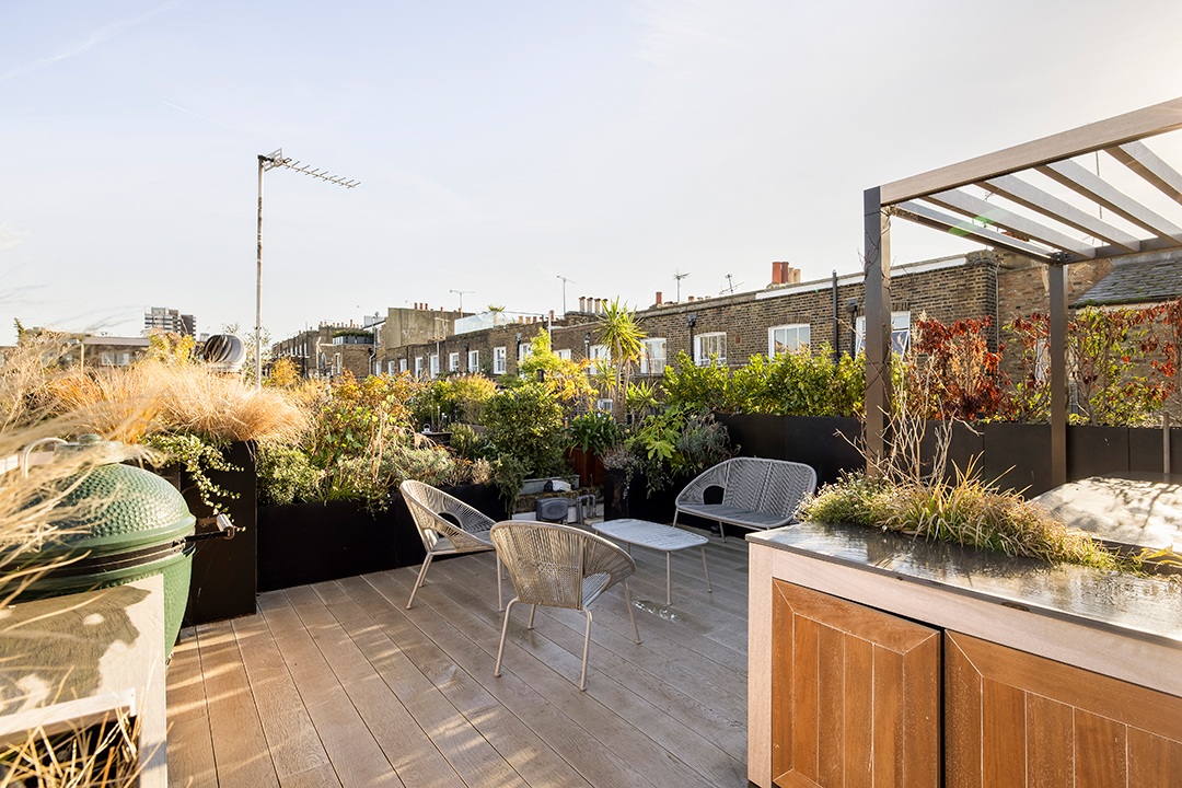 Love Actually Fans Will Swoon Over This Notting Hill Listing Seen In One Of The Films Most Iconic Scenes St Lukes Mews Notting Hill Knight Frank 19