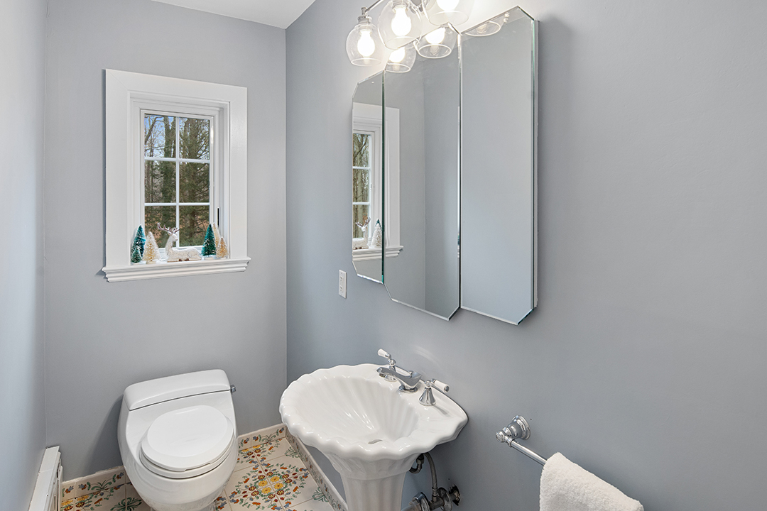 Greenwich Ct Tudor Decked Out In Christmas Decor Has Popped Up For Sale Powder Room