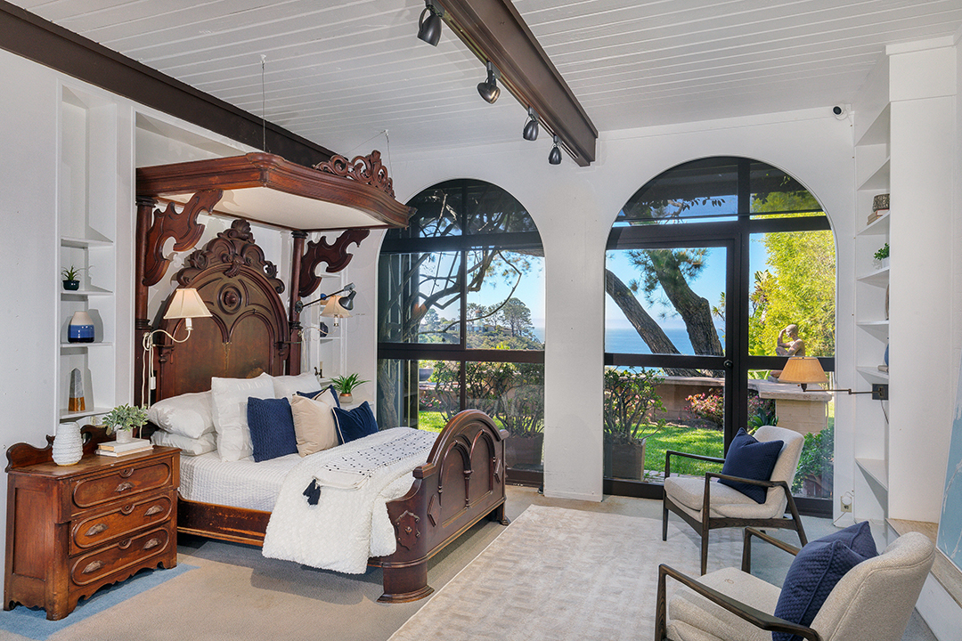 Walter Munk La Jolla California Oceanfront Home Canopy Bed Master