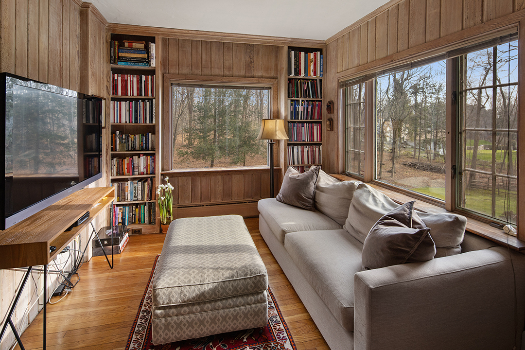 Greenwich Ct Tudor Decked Out In Christmas Decor Has Popped Up For Sale Den