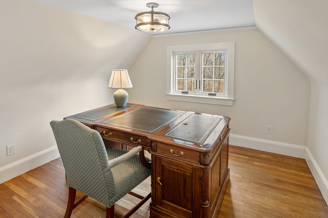 Greenwich Ct Tudor Decked Out In Christmas Decor Has Popped Up For Sale Office