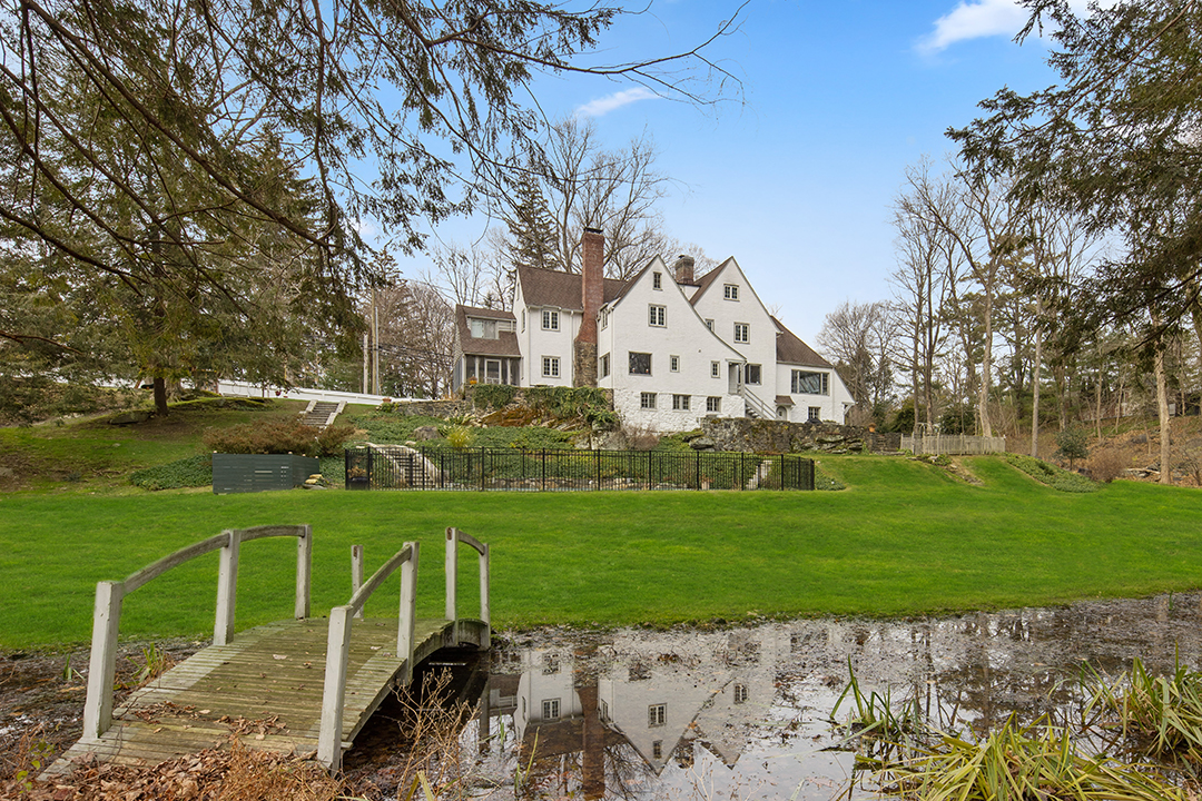Greenwich Ct Tudor Decked Out In Christmas Decor Has Popped Up For Sale Yard