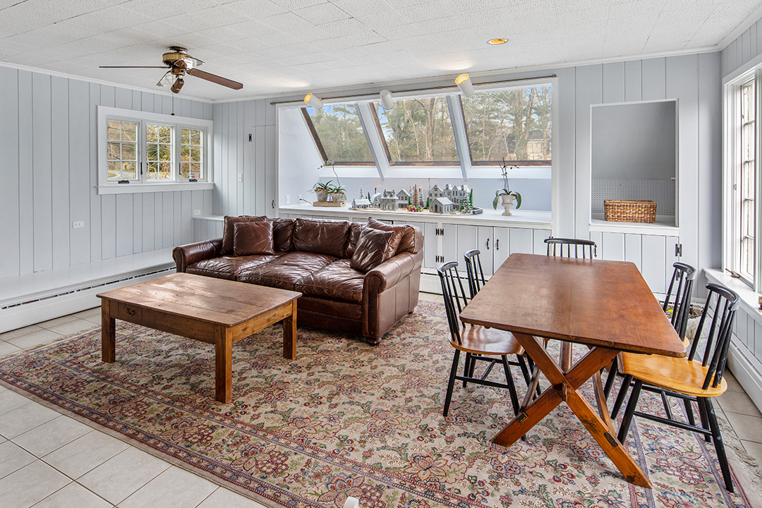 Greenwich Ct Tudor Decked Out In Christmas Decor Has Popped Up For Sale Den B