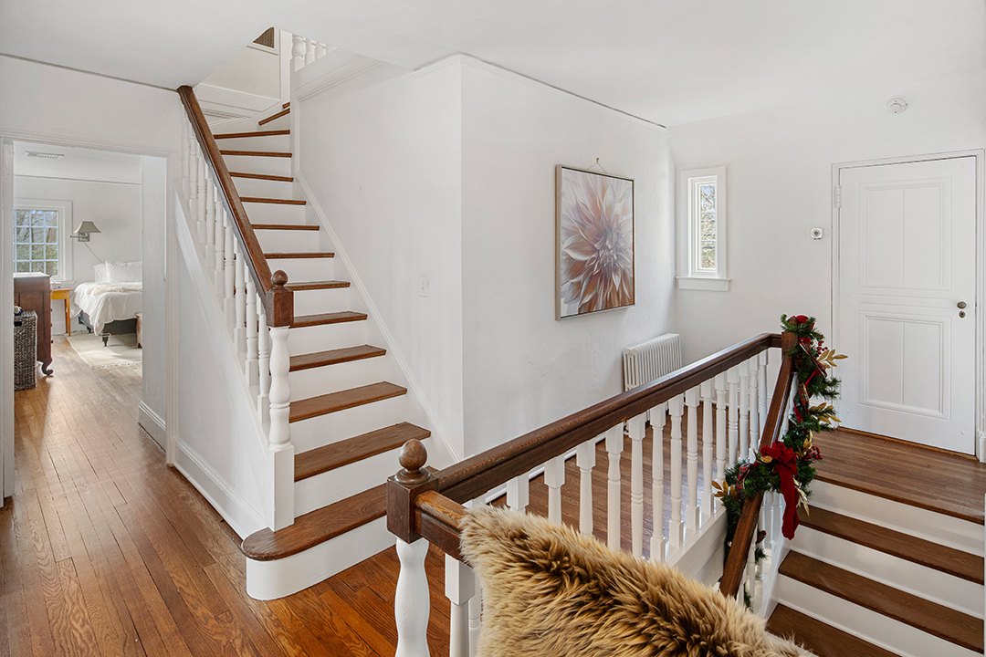 Greenwich Ct Tudor Decked Out In Christmas Decor Has Popped Up For Sale Staircase